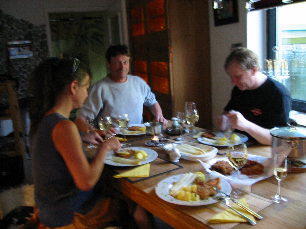 IMG_1958.JPG - Vi besker Michael og Cordula i  Born . Vi ble servert asparges og schnitzel. Nydelig.